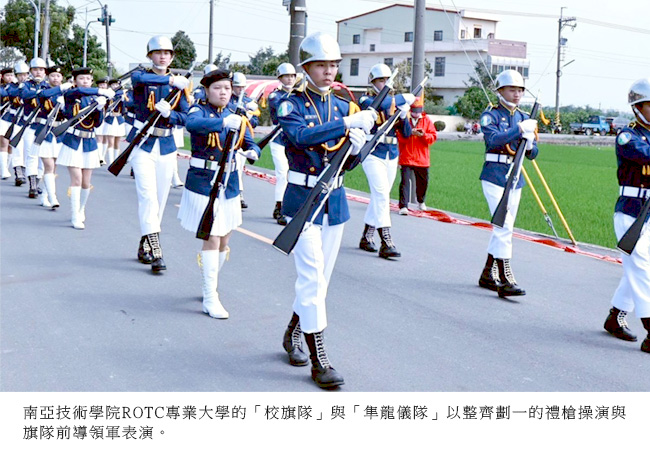 南亞技術學院張仁家校長與專訪記者陳志成專訪合影